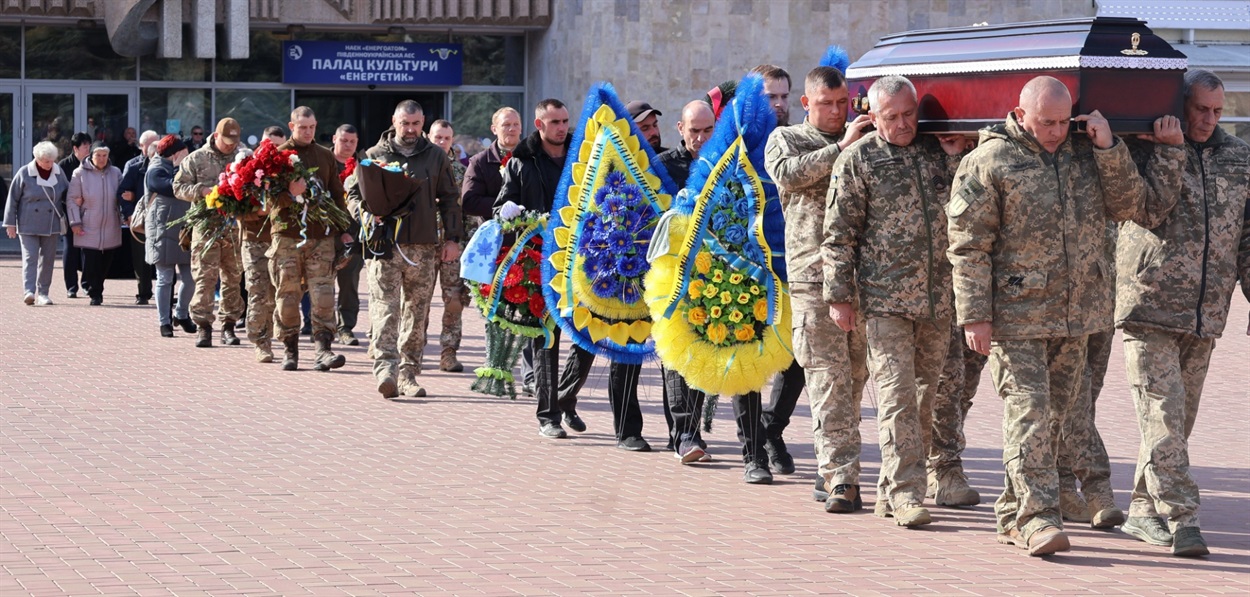 Поховальна процесія рушила далі...