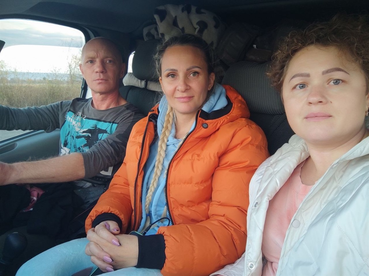 Вздовж лінії фронту. Волонтери Маргарита Блакитна й Олександр Буйновський та журналістка Наталя Кравець