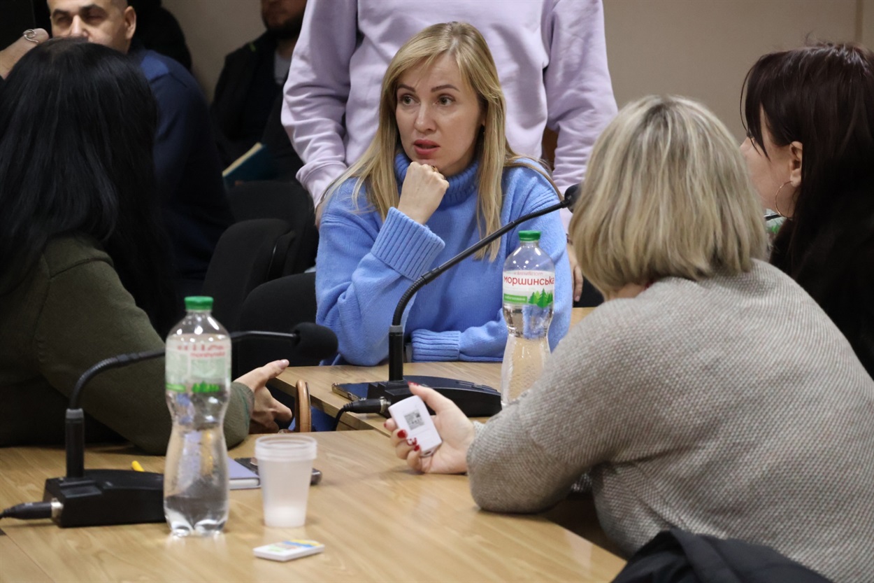 Марина Заболотна спілкується з депутатами