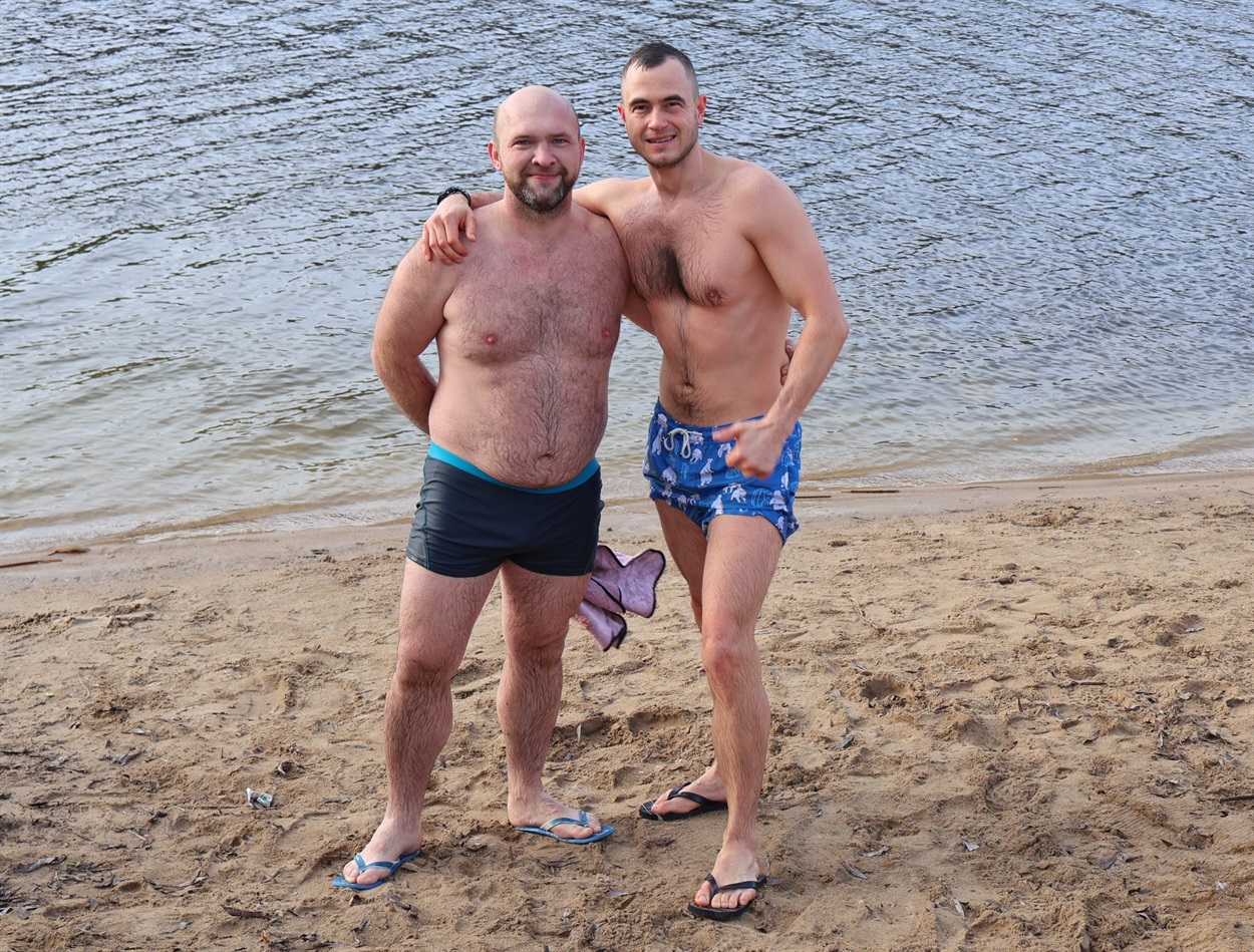 Михайло Колесник та Максим Олексієнко після того, як вийшли з води.