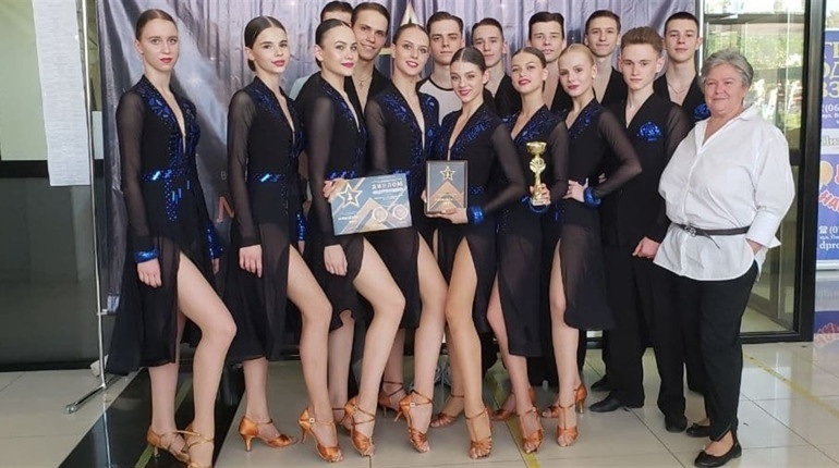 Люмила Самчинська разом зі своїми вихованцями-чемпіонами.