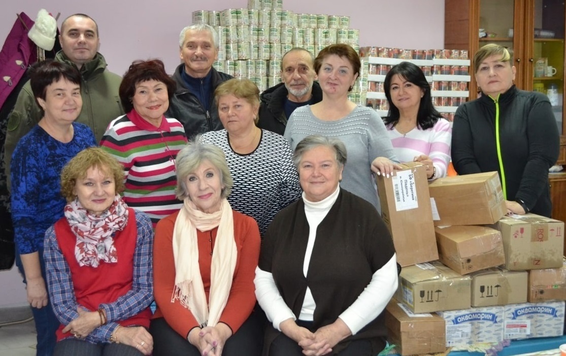 Людмила Самчинська у колі помічників-волонтерів.