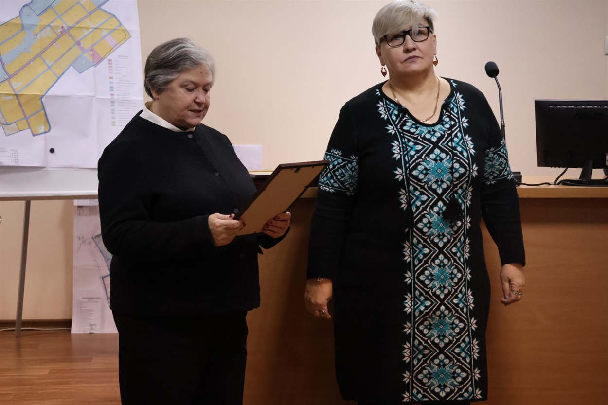 Людмила Самчинська вручає відзнаку депутатці міської ради та волонтерці Антоніні Ананченковій.