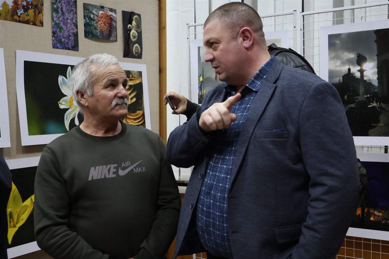 Віталій Тарба спілкується з побратимом Юрія - Денисом Кравченком.