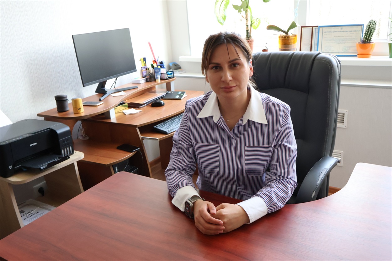 Віолета Лагно за робочим столом