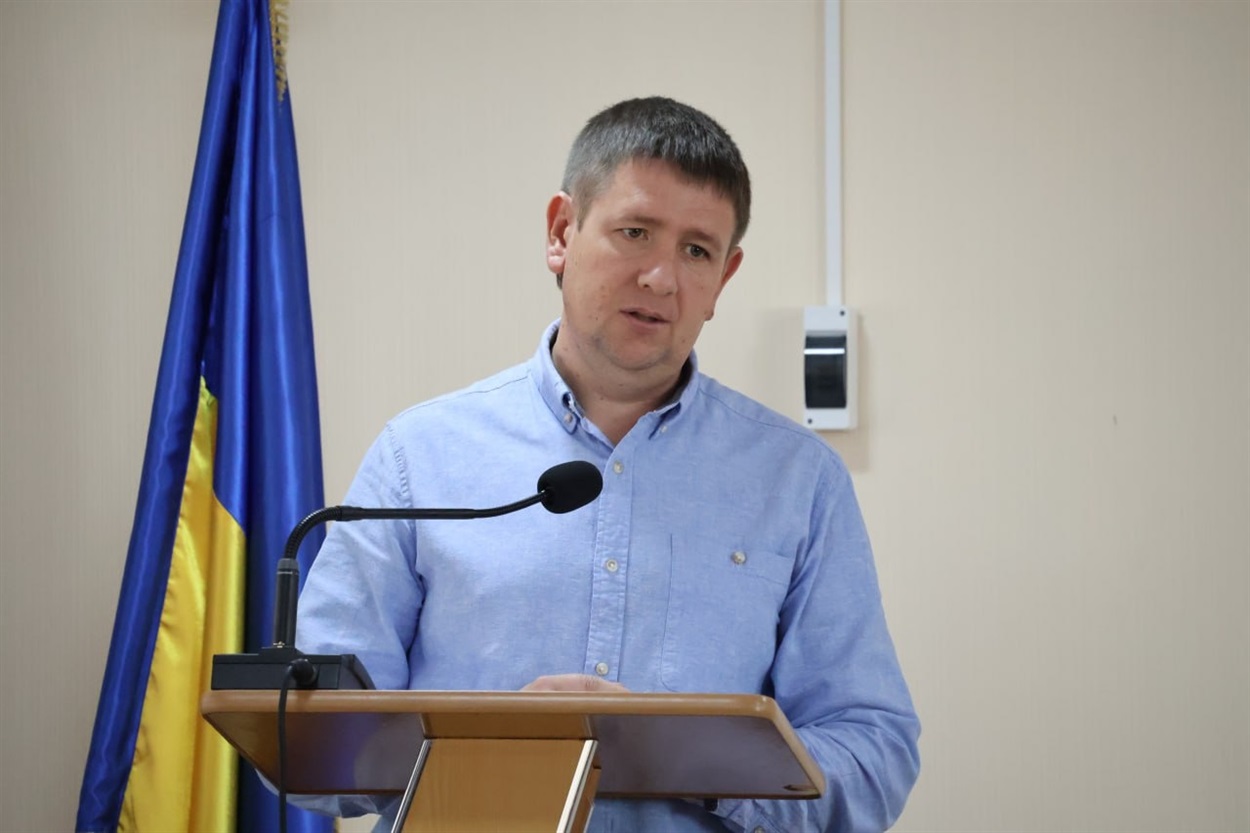 Керуючий справами Віталій Паненко доповідає з питання внесення змін до структури та чисельності виконавчих органів.