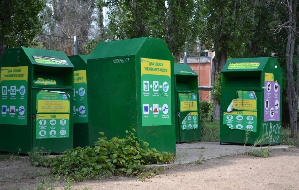 Зелені контейнери для збору непотрібних речей за адресою Цвіточний, 4 в Южноукраїнську.