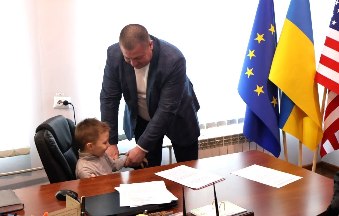 Денис Кравченко залюбки знаходить спільну мову з дітьми.