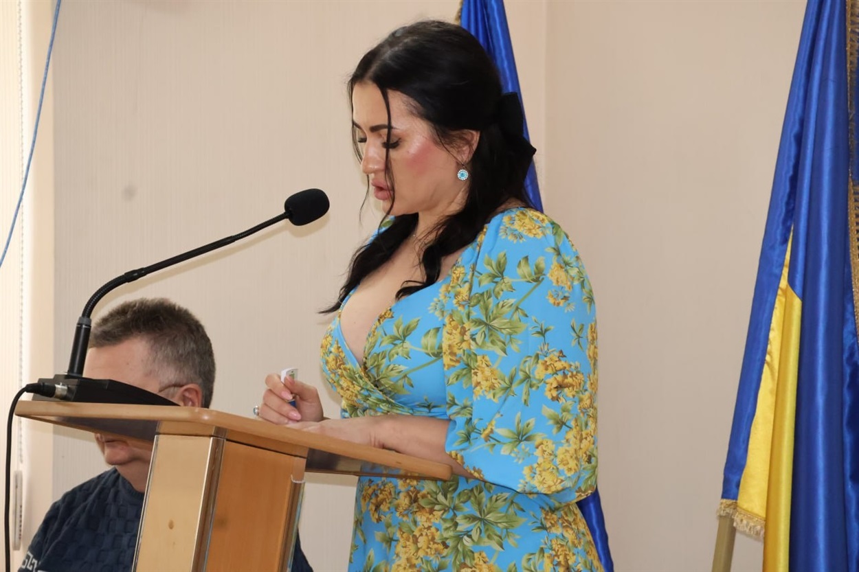 Антоніна Мартинко зачитала проєкт рішення про присвоєння звання почесного.