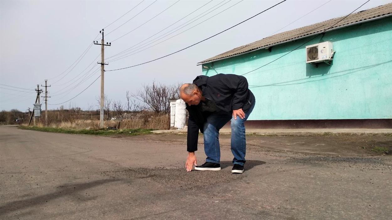 Ігор Латій демонструє якість ямкового ремонту