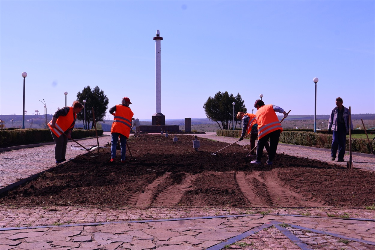 Працівники КП СКГ  розрівнюють грунт на майданчику для майбутньої Алеї Пам’яті. 