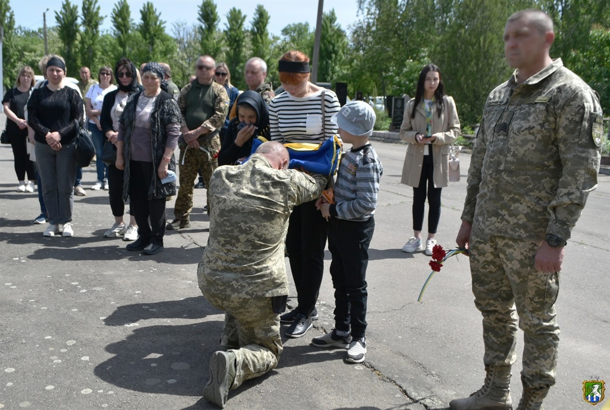 Вручення Державного стягу дружині загиблого Петра Крилєва.