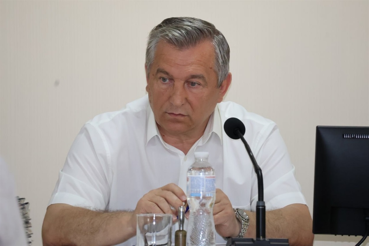 Рада цього разу не визначилася з умовами праці для мера.