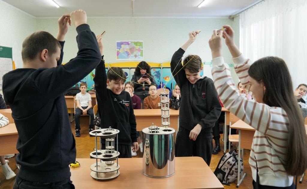 Учні завантажують «ядерне паливо» під час гри «Як працює АЕС»