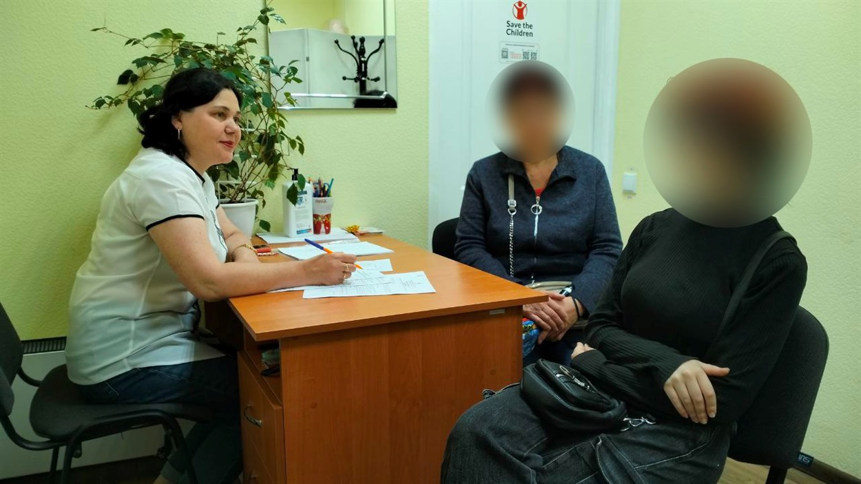 Інна Зажерило проводить бесіду з клієнтками