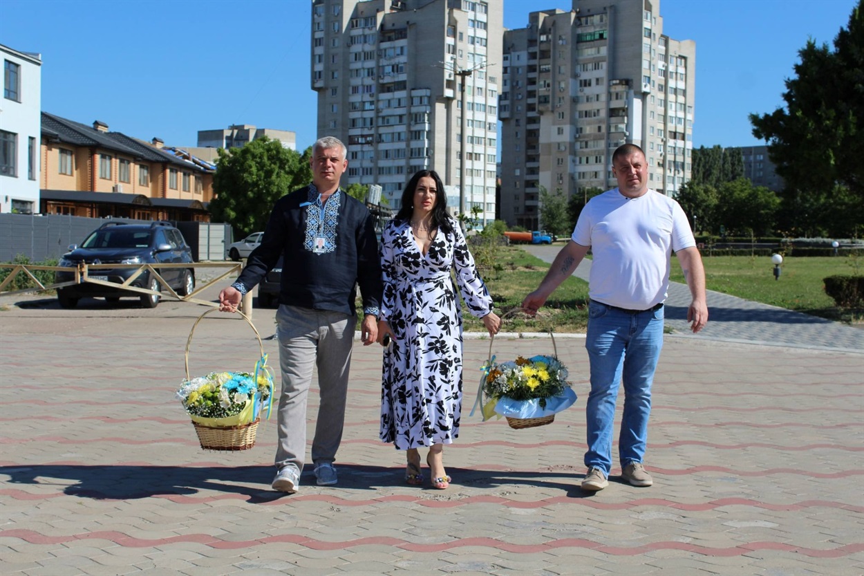 Покладання квітів