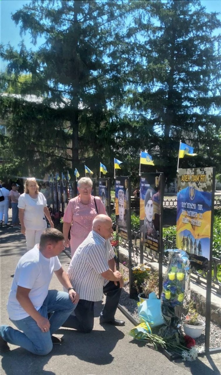  До Дня Конституції України відбувся мітинг із покладанням квітів до Алеї пам'яті загиблим захисникам - односельчанам.