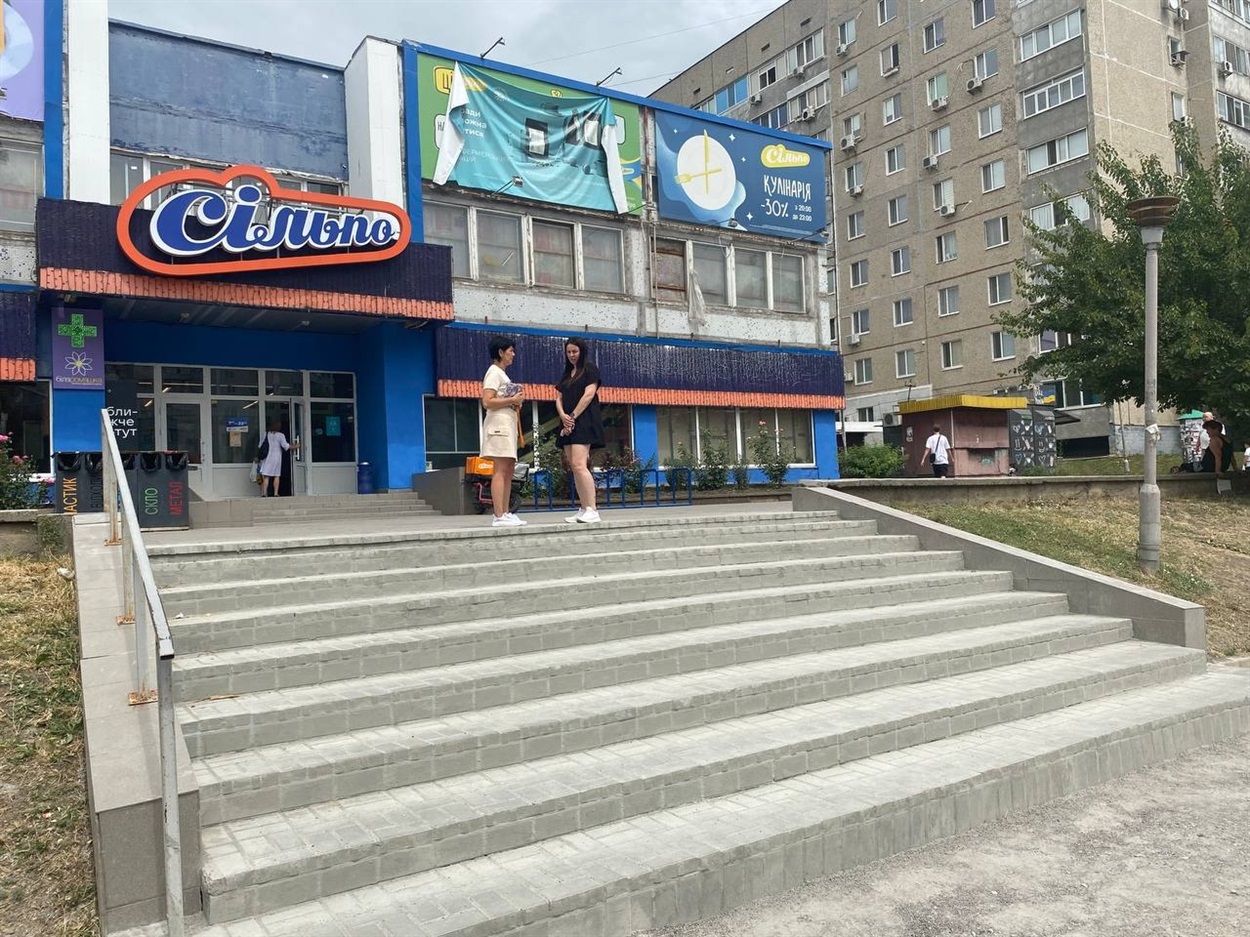 Інспекторка з благоустрою з керуючою супермаркету "Сільпо" біля оновлених сходів
