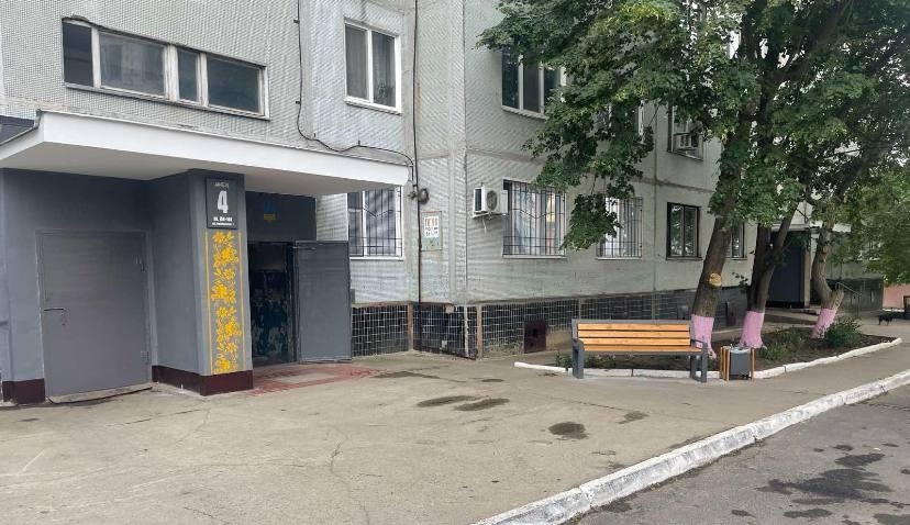 Оновлені фасади, лавки, чистота та порядок 