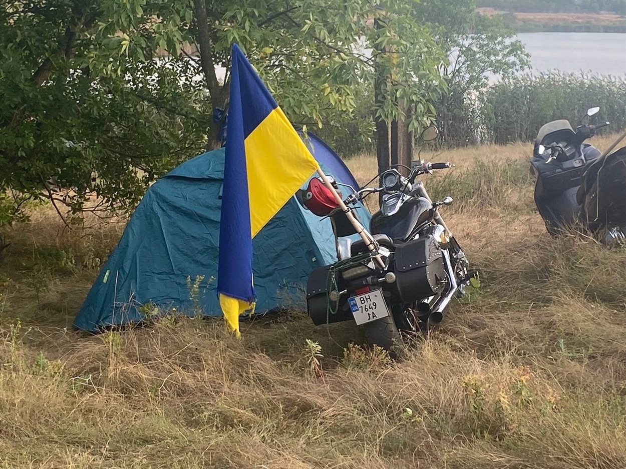 Приємно, коли через всю країну байкери їдуть з українским прапопром