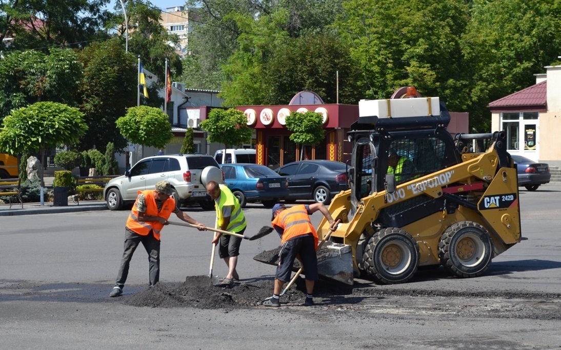 Ремонт дорожнього покриття на«п'ятачку». 