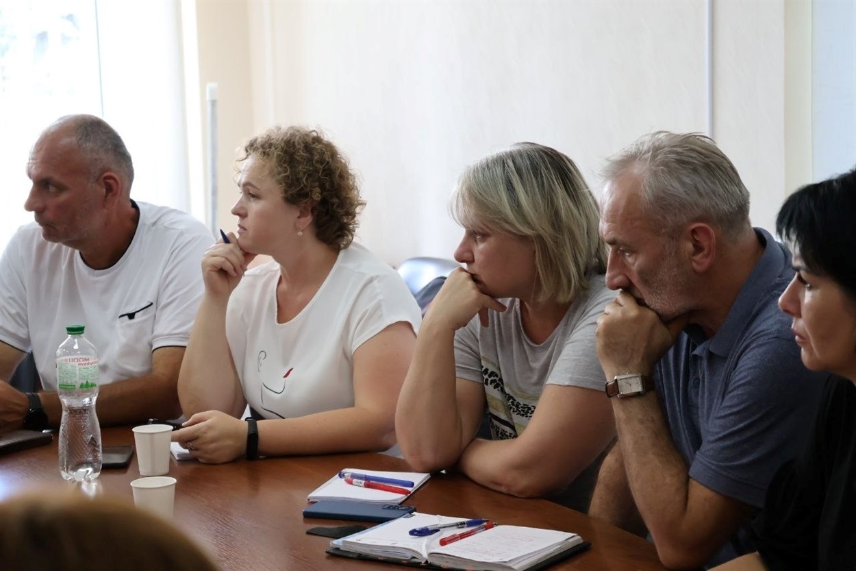 За круглим столом обговорювали дороги, вулиці й парковки в Южноураїнську.
