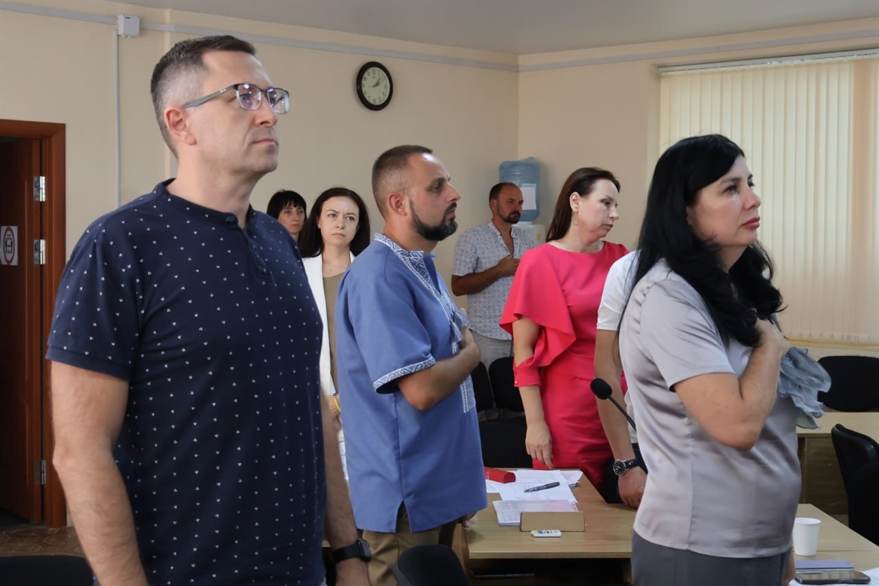 Закрили сесію під звуки Державного гімну.