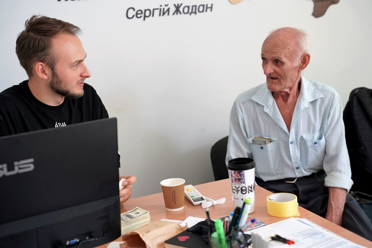 «Рік тому не стало Миколи Івановича. За рік до того він приніс 35 000 доларів, аби ми закупили важливе обладнання для війська»,  – написав Дмитро Тіщенко на своїй сторінці у соцмережі. Така довіра від людей вражає!