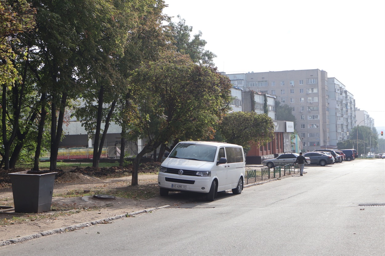 Під час розмови ми стали свідками, як водій припаркував свою автівку на газоні й пішов у супермаркет.