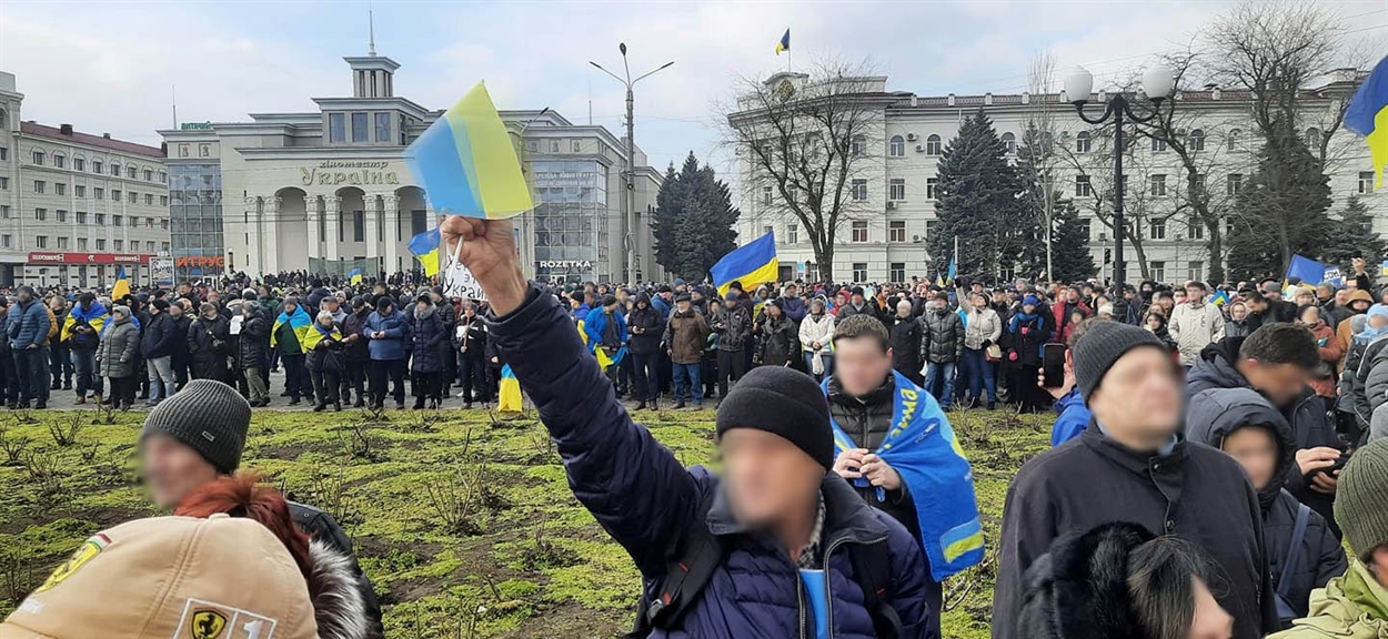 5 березня 2022 року.: тисячі херсонців вийшли на мирну акцію.