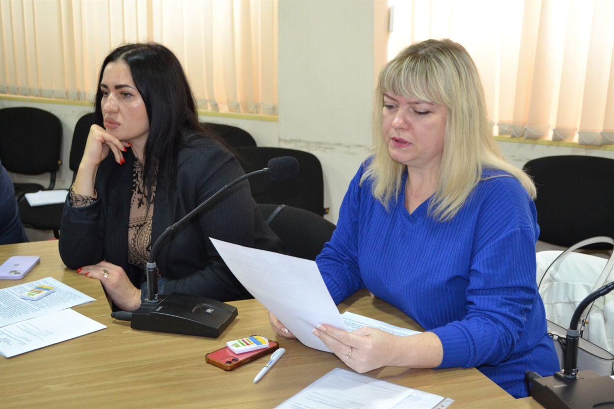 Олена Петрина зачитує звернення, яке вона ініціювала.