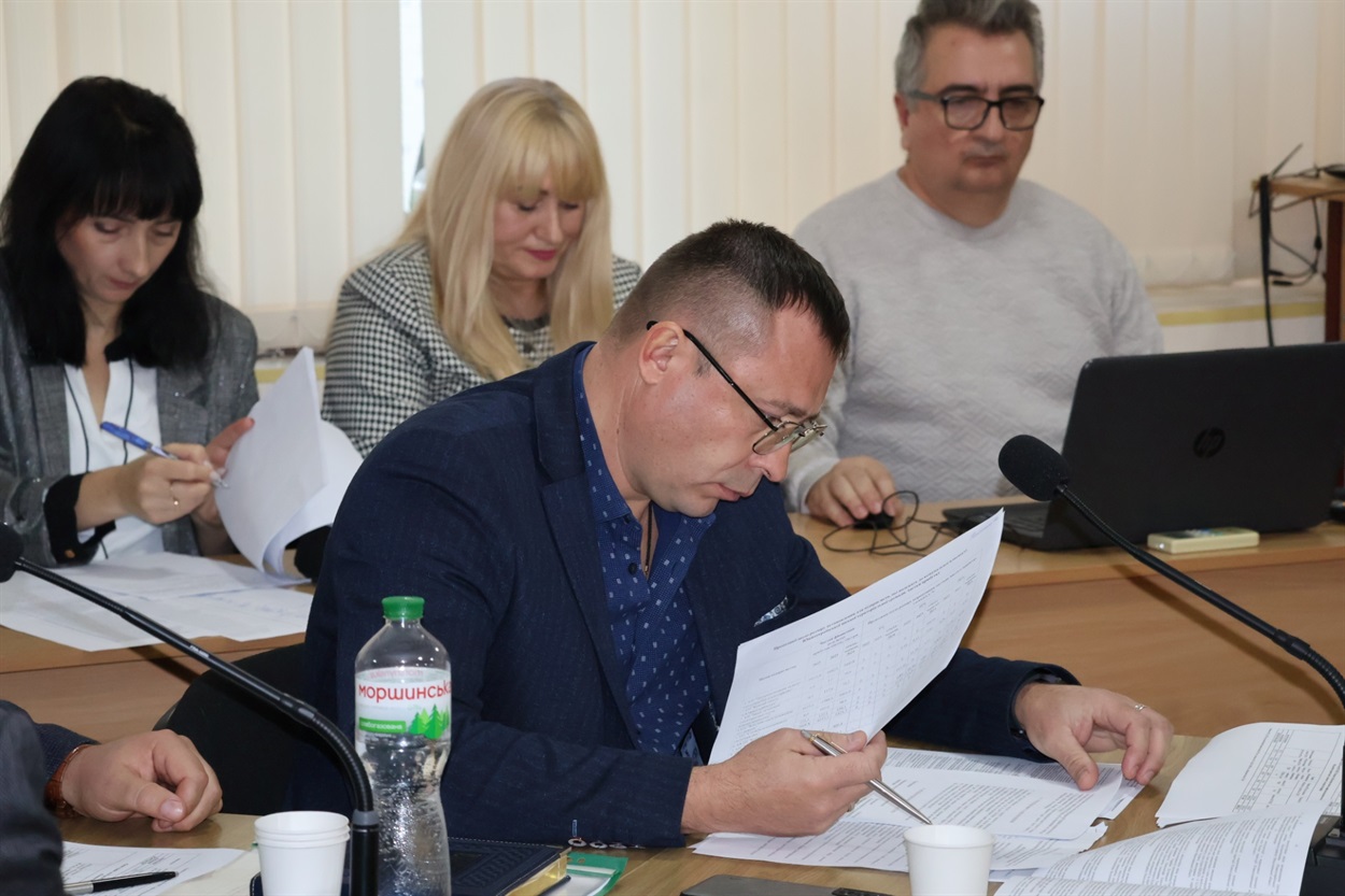 Олександр Акуленко вивчає інформацію.