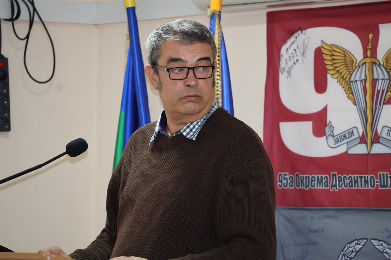 Перед радою доповідає Олег Нестеренко - начальник управління будівництва та ремонтів.