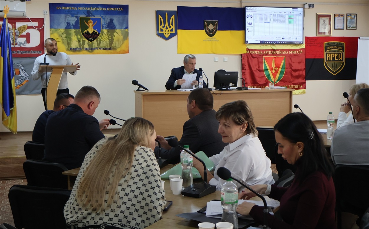 За трибуною директор міської багатопрофільної лікарні Сергій Лупов.