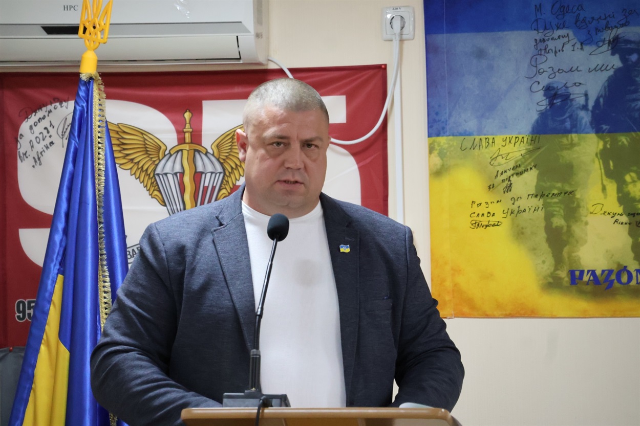 Денис Кравченко доповідає перед Радою.