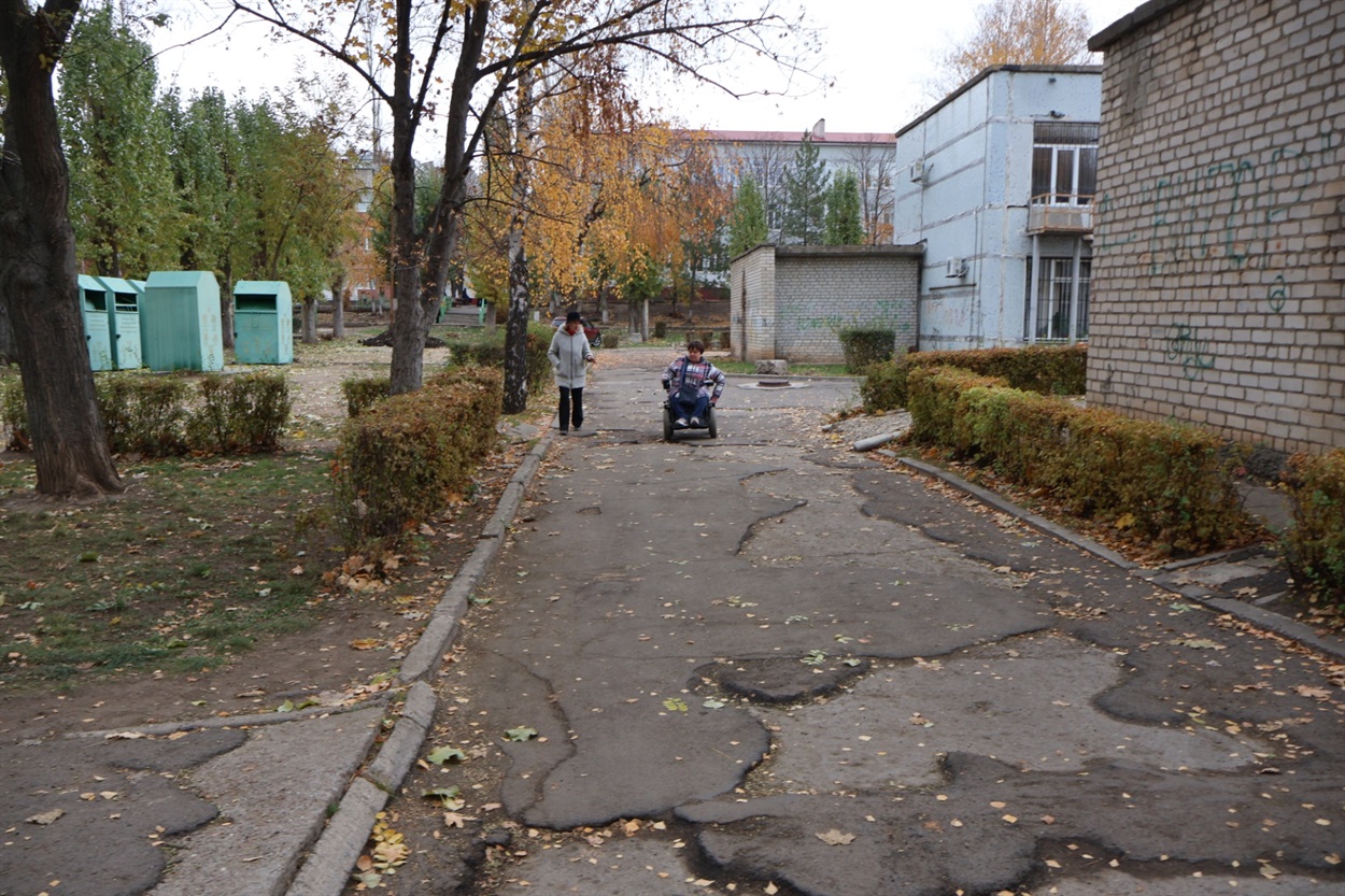 День, коли ми зустрілися з Альоною Новіковою, був не дощовий, а тому калюж немає. Але й асфальту на дорозі - майже теж немає.