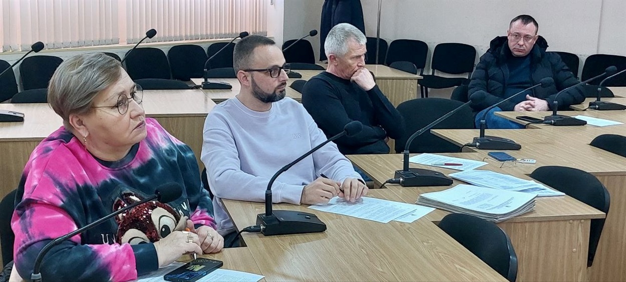 Профільна депутатська комісія з питань житлової політики та комунального господарства. Андрій Костов уже залишив залу.
