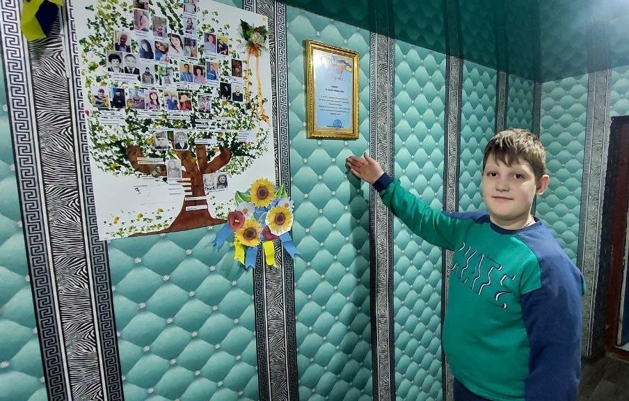 Дамір Шквіра розповідає про своїх родичів та хизується тим, що його бабуся волонтерка.