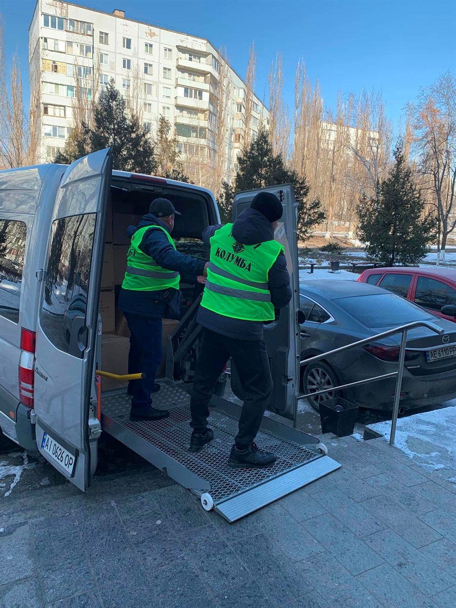 Лицарі Колумба передають гуманітарну допомогу лікарні Південноукраїнська – ковдри та медичні підкладки