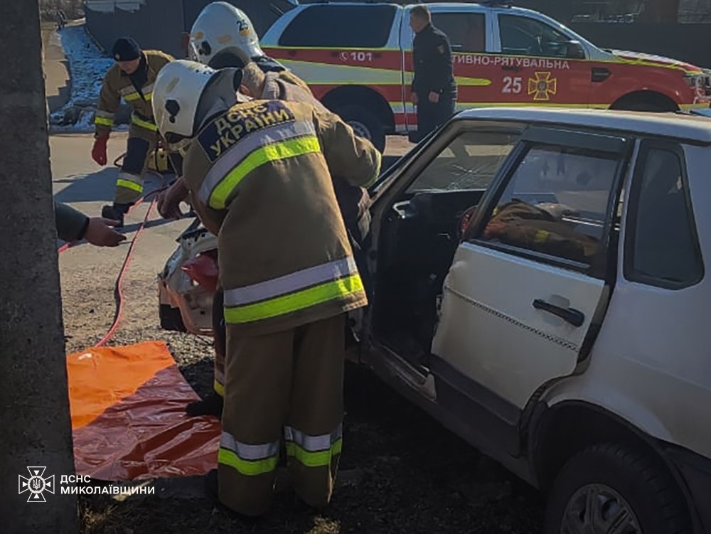ДТП у Костянтинівці: зіткнення Lexus та ВАЗ, рятувальники деблокують водія