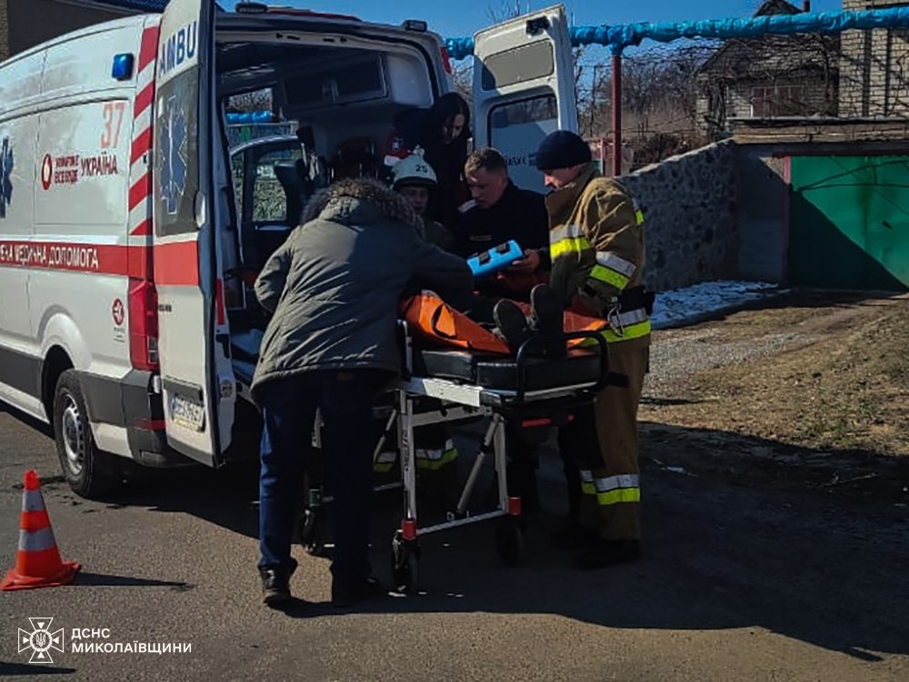 Рятувальники передають постраждалого у ДТП в Костянтинівці до швидкої допомоги