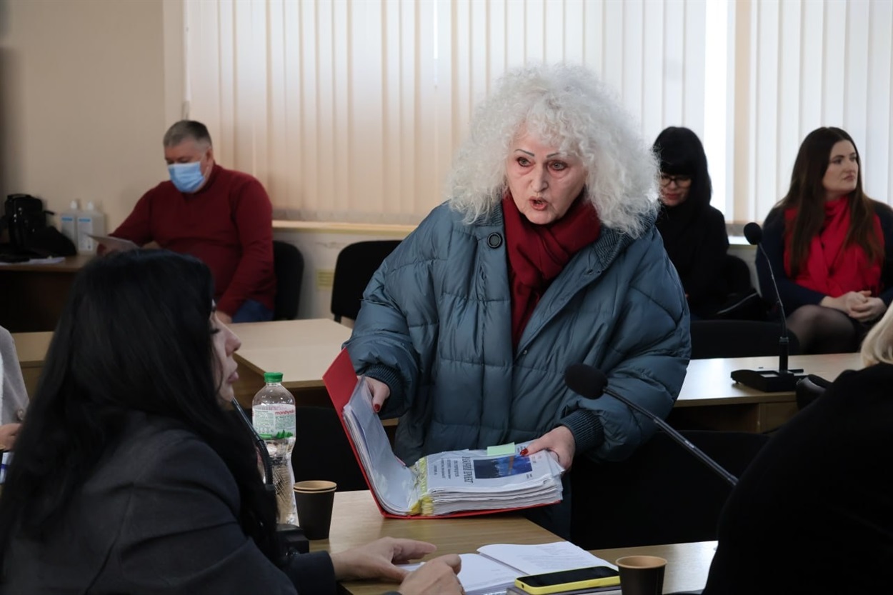 Алла Сербіна намагається щось пояснити депутатам.
