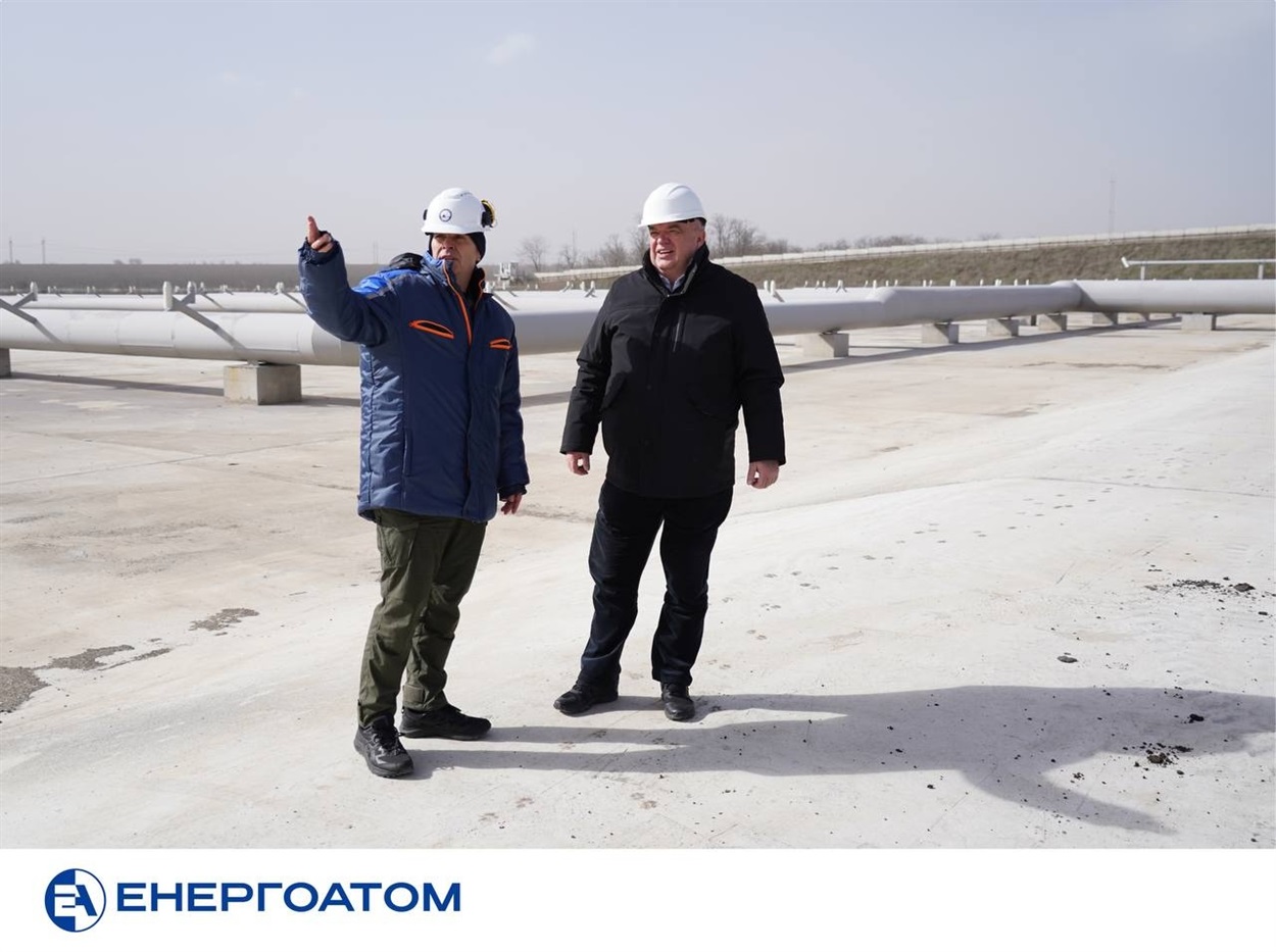 Гендиректор ПАЕС Вячеслав Стоянов показує Петру Котіну бризкальні басейни