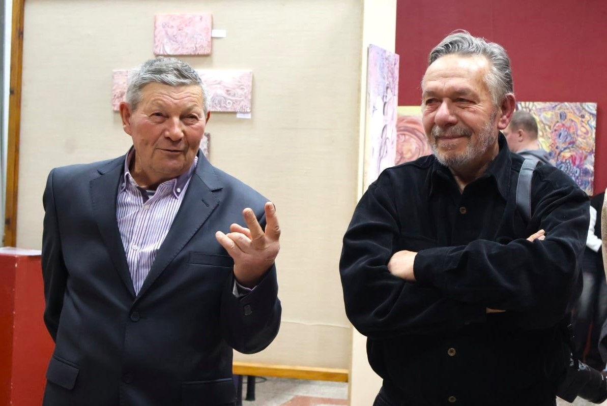 Володимир Максимович з гордістю розповідає про творчість своєї доньки.