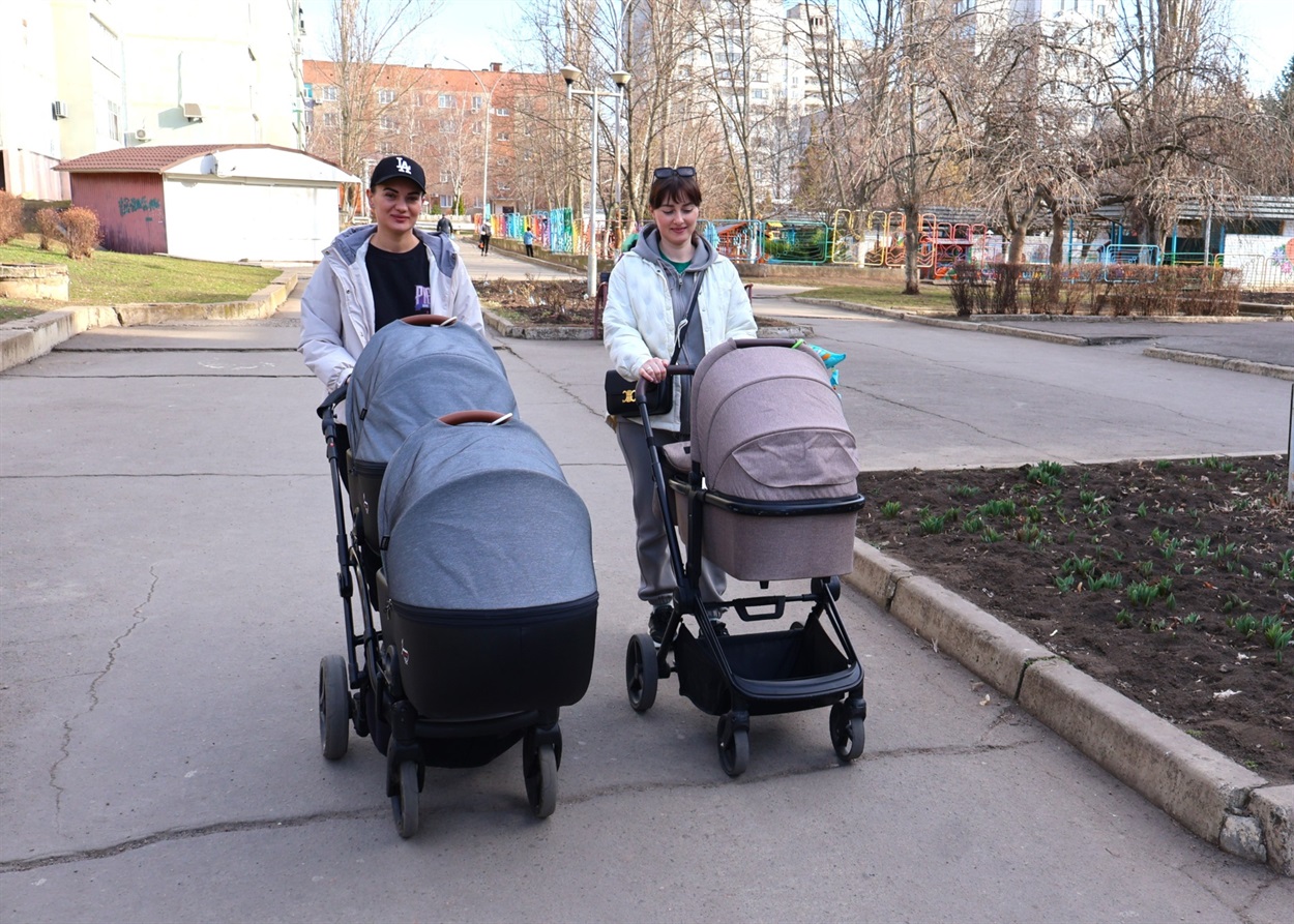 Коли чоловік на роботі, Зінаїді допомагає свекруха або подружка. Того дня молода матуся гуляла з подружкою Альоною.