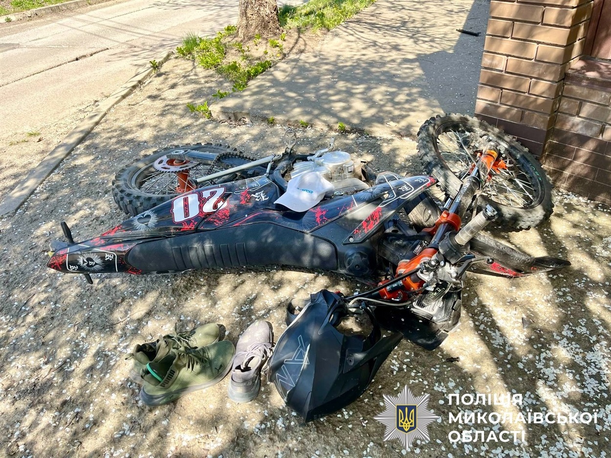 Пошкоджений мотоцикл після аварії з вантажівкою ГАЗ 3309 у Первомайську