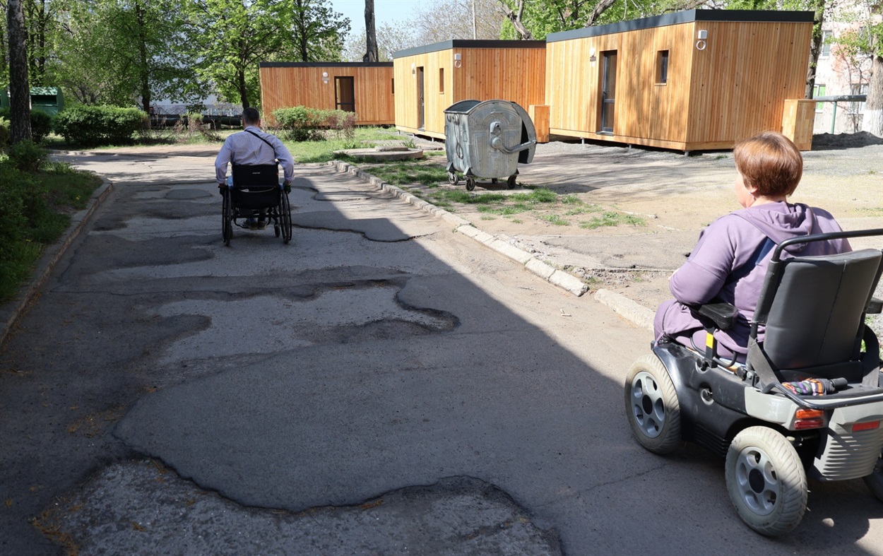 Ілля Ільїнський на механічному кріслі колісному та Альона Новікова на електричному. Обом було непросто.