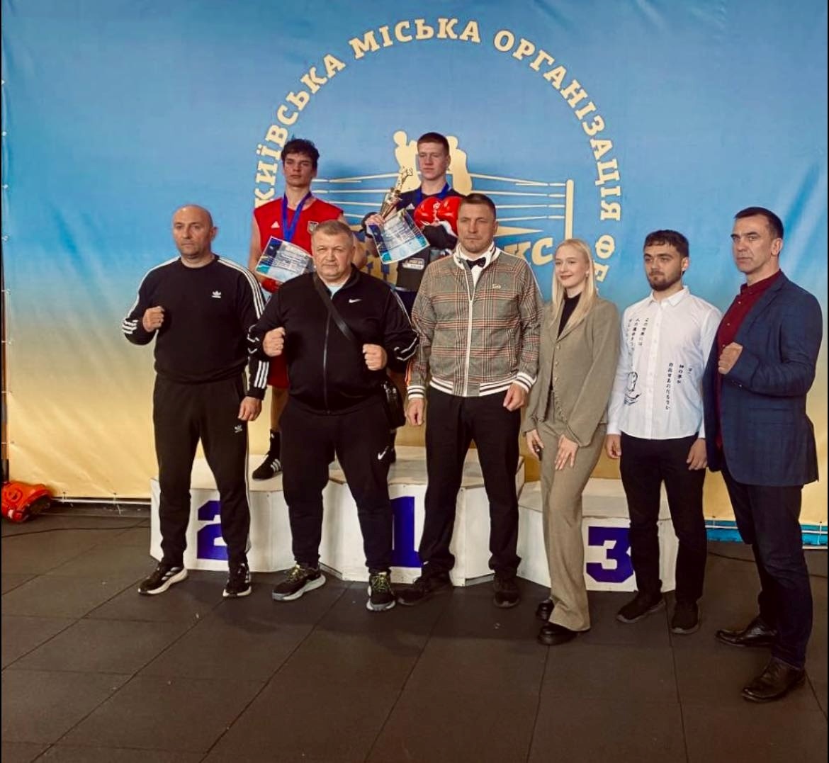 Боксери та тренери з Південноукраїнська на спільному фото після турніру «Кубок Солом'яники» в Києві.