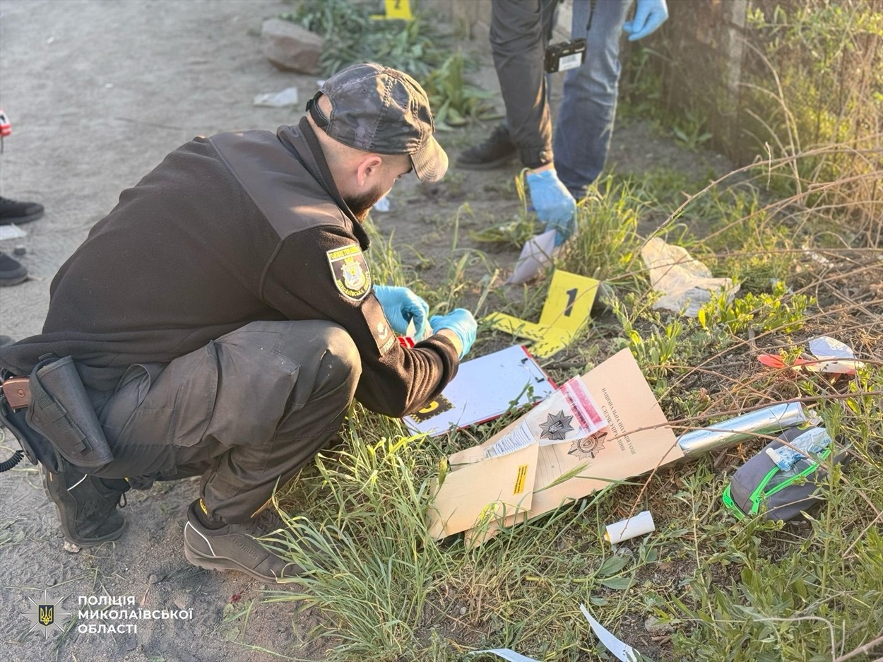 Слідчі дії на місці вибуху гранати в Вознесенську після загибелі поліцейського.