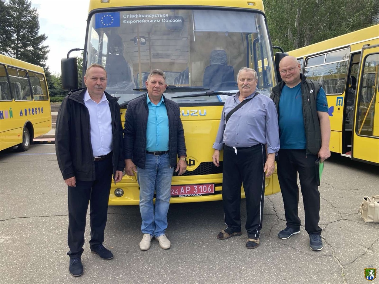 Нові шкільні автобуси на вулицях Південноукраїнська